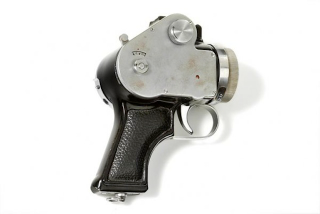 Illustration for article titled Pistol Cams, the Mammoth Camera, and Other Odd Vintage Cameras
